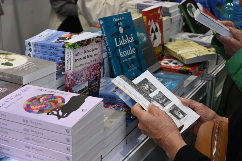 布拉格國際書展15日至18日舉行,期間有許多捷克、台灣讀者造訪麋鹿出版社。圖:麋鹿出版社提供 圖:麋鹿出版社提供