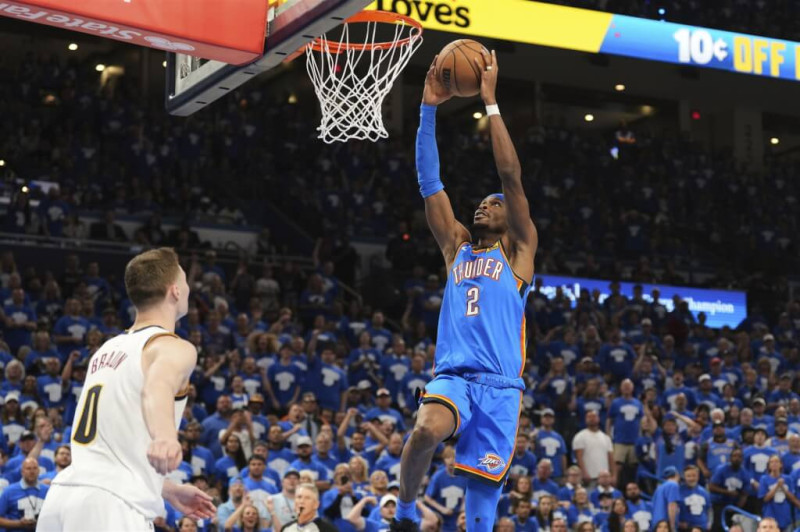 NBA雷霆主將亞歷山大（右）18日全場攻下35分，率隊以125比93擊敗金塊，晉級西區冠軍賽。（美聯社）   