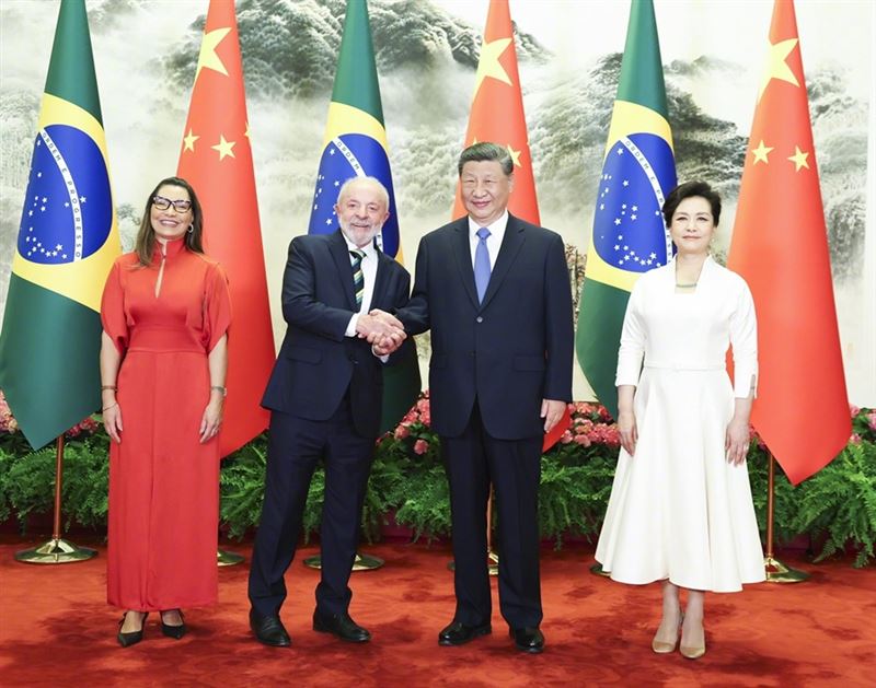 魯拉夫人姜嘉（左1）當面向中國國家主席習近平（右2）批評TikTok可能對婦女及兒童造成有害影響，引起在場一名中國部長不悅。   圖：翻攝自中國外交部微博