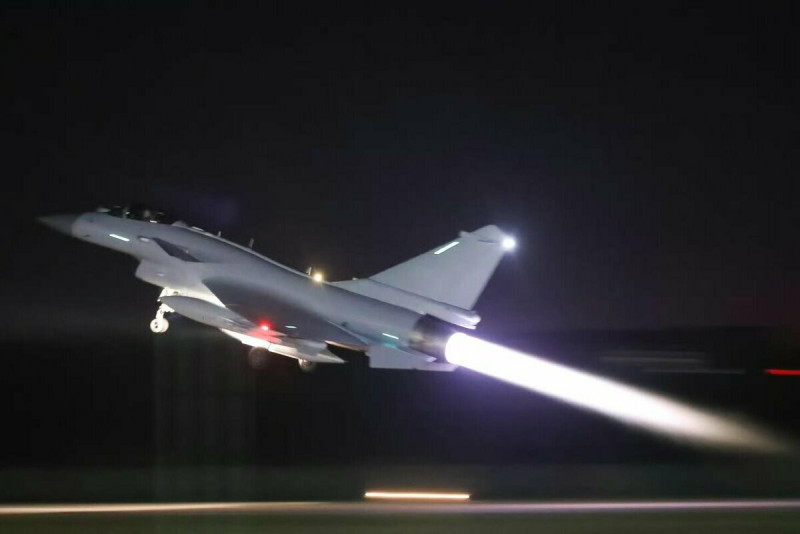 午 12 點 23 分,巴基斯坦空軍的戰鬥機(主要是JF-17 雷電和J-10CE)開始陸續起飛。 圖:翻攝自X帳號@Defence_GDA