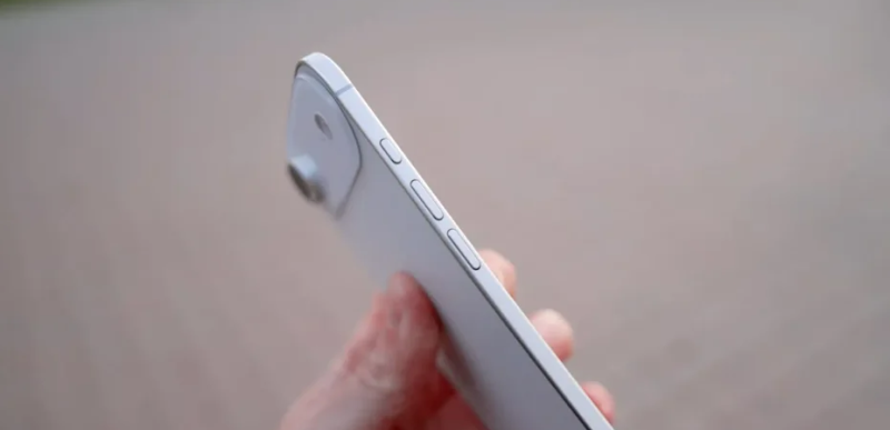 蘋果預計推出厚度5.5mm、重量145克的iPhone 17 Air，但電池容量卻不如10年前推出的機種，引發熱議。   圖：翻攝自9to5mac