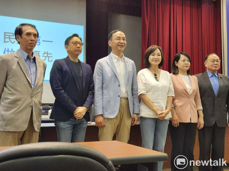 國民黨智庫公布總統賴清德就任滿周年民調，指賴政府表現被民眾給了死當的成績。   圖：黃建豪／攝