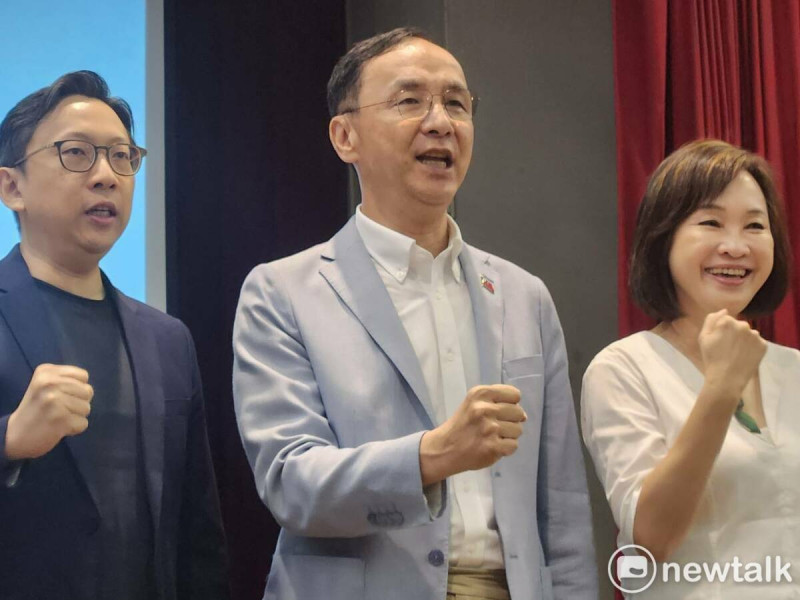 國民黨主席朱立倫(圖中)與國民黨智庫執行長柯志恩(圖右一)。 圖:黃建豪/攝