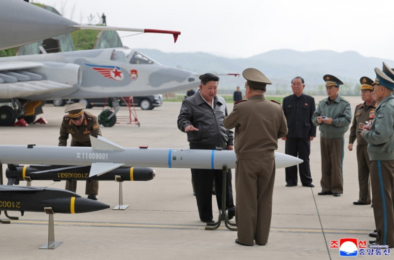北韓近期公開新型中程空空導彈。 圖:翻攝朝中社