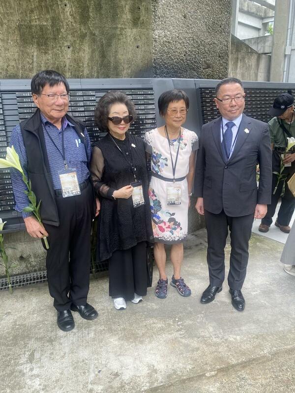 林明昕(右一)與政治受難者家屬黃春蘭(右二)、監察委員范巽綠(左二)、政治犯蔡財源(左一)合照 圖:行政院提供 林明昕(右一)與政治受難者家屬黃春蘭(右二)、監察委員范巽綠(左二)、政治犯蔡財源(左一)合照 圖:行政院提供