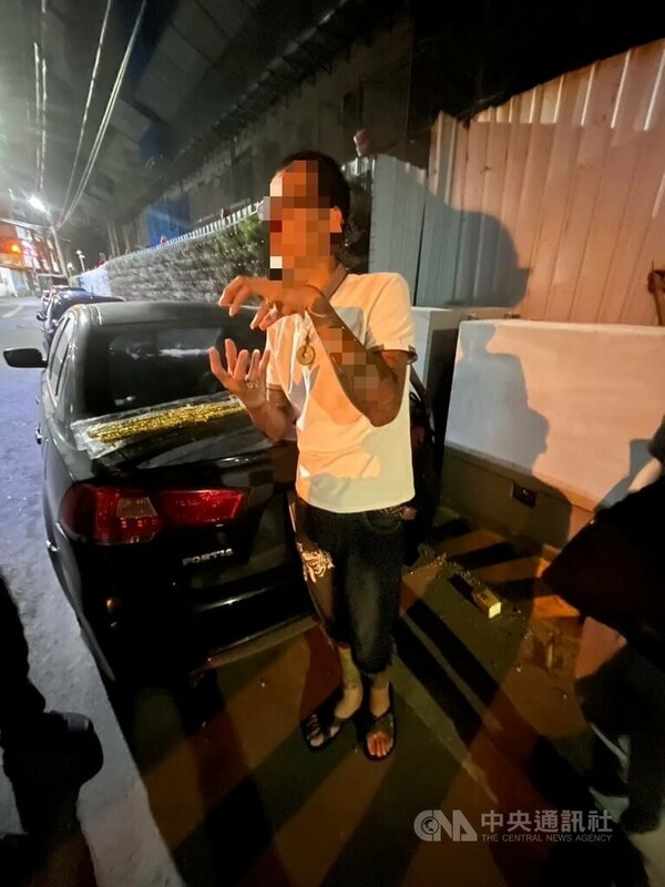 楊姓男子(圖)疑與業者有消費糾紛,17日持空氣槍到台中市霧峰區1家娃娃機店內射擊鋼珠,導致強化玻璃破裂後逃逸,警方獲報18日循線逮捕到案。(翻攝照片)中央社記者蘇木春傳真 114年5月19日