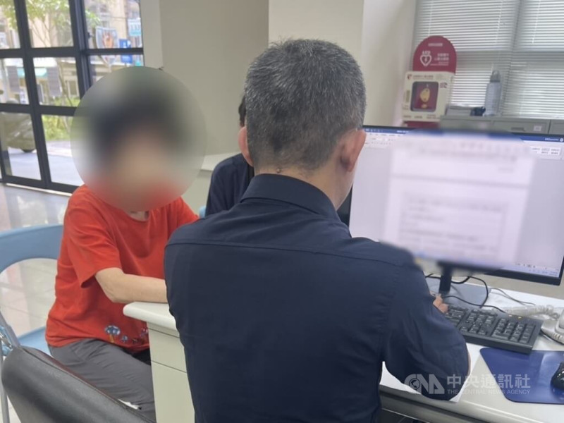 鄭姓婦人（左）接獲詐騙集團假冒女兒致電，稱感冒且手機損壞更換號碼，隔天又接獲「女兒」訊息稱需現金支付貨款，鄭姓婦人到銀行要匯款時，行員發現有異報案，與警方成功合作阻詐。（翻攝照片）中央社記者蘇木春傳真 114年5月19日   