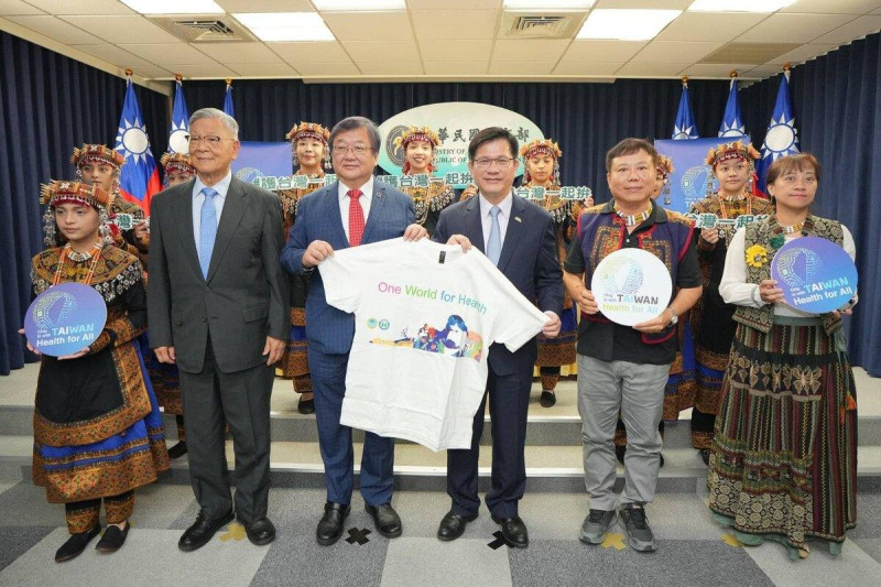 外交部長林佳龍（右三）及衛生福利部長邱泰源（左三）呼籲WHO勿屈從政治干擾。   圖：外交部提供