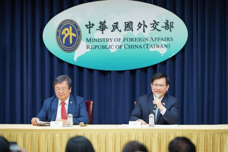 外交部長林佳龍(右)及衛生福利部長邱泰源(左)呼籲WHO接納台灣參與。 圖:外交部提供