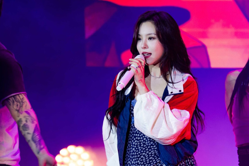 輝人擁有VOCAL女王之稱，在《MIXPOP CONCERT》充分展現她的音色魅力。   圖：網銀國際影視／提供
