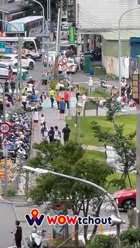 新北市三峽區國光街、國成街口19日下午傳出重大車禍。有一輛自小客車行經該路段時,突因不明原因失控暴衝,撞倒不少人,加上當時正值北大國小放學時間,造成16人輕重傷,其中4人傷勢嚴重,當場失去呼吸心跳 圖:翻攝自wowtchout臉書