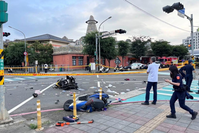 新北市三峽區國光街、國成街口19日下午傳出重大車禍。有一輛自小客車行經該路段時,突因不明原因失控暴衝,撞倒不少人,加上當時正值北大國小放學時間,造成16人輕重傷,其中4人傷勢嚴重,當場失去呼吸心跳 圖:翻攝自卓冠廷臉書