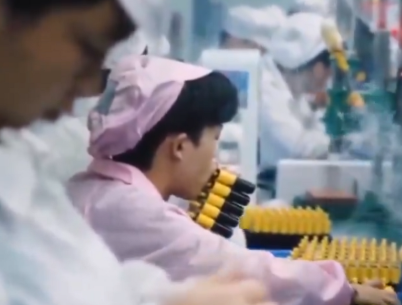 深圳工廠工人每日測試多達 1 萬隻電子煙,但月薪僅有 3 千人民幣。 圖:翻攝自雪柔 X 帳號