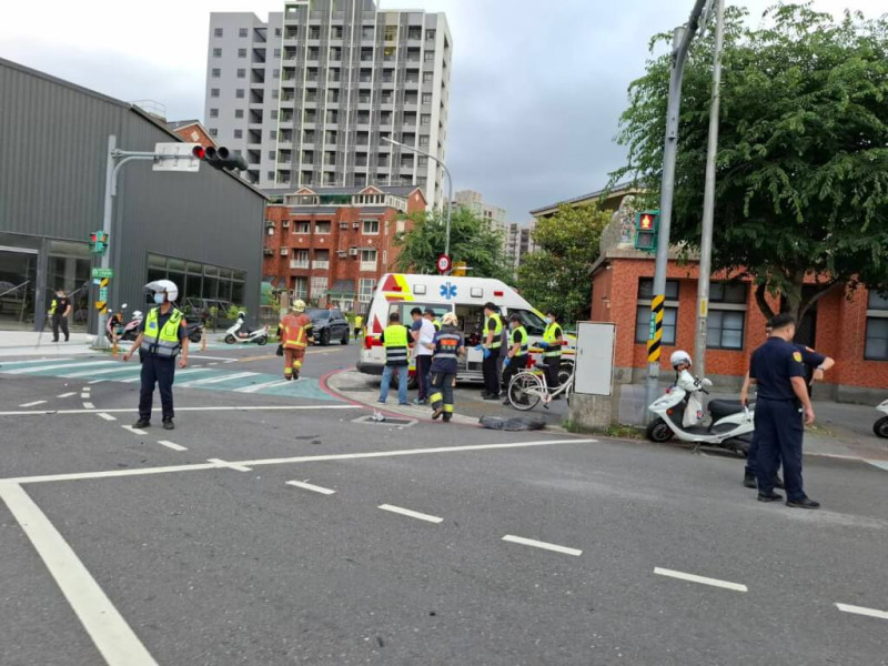 新北市三峽區國成街與國光街口19日下午發生重大車禍，1輛自小客車不明原因衝撞多名路人，造成多人受傷。（翻攝畫面）中央社記者趙敏雅傳真  114年5月19日   