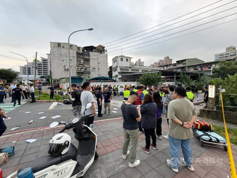 新北市三峽區北大國小外的國成街與國光街口19日下午發生重大車禍,消防局指出,1輛自小客車不明原因衝撞多名路人,目前4人到院前心肺功能停止(OHCA)送醫,詳細車禍狀況釐清中。中央社記者林恕暉攝 114年5月19日