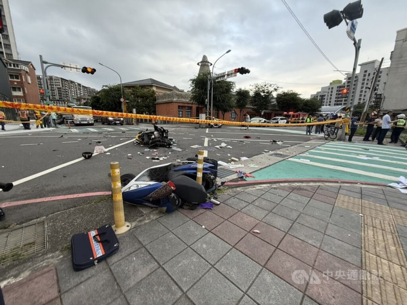 新北市三峽區國成街與國光街口19日下午發生重大車禍,1輛自小客車不明原因衝撞10餘名路人,4人到院前心肺功能停止(OHCA)送醫。圖為事故現場車輛碎片等物品散落一地。中央社記者林恕暉攝 114年5月19日