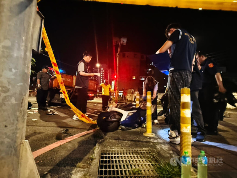 新北市三峽區北大國小外19日下午發生重大車禍，新北地檢署檢察官晚間前往現場勘查，要求警方將肇事與被撞擊車輛殘骸移至他處集中保管。中央社記者林恕暉攝  114年5月19日   圖：中央社提供