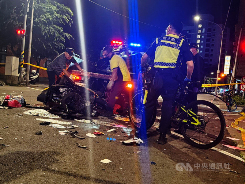 新北市三峽區北大國小外19日發生重大車禍,新北地檢署晚間前往勘查,檢察官要求警方將現場與肇事相關車輛、被撞擊的車體殘骸碎片,在初步鑑識完成後,逐一運回並集中保管。中央社記者林恕暉攝 114年5月19日 圖:中央社提供