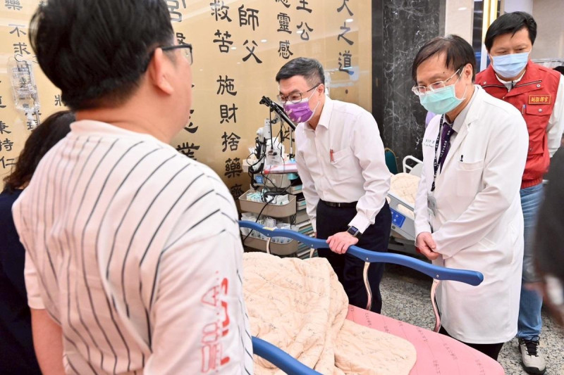 行政院長卓榮泰今(19)日前往新北市三峽恩主公醫院慰問車禍傷者及家屬。 圖:行政院提供