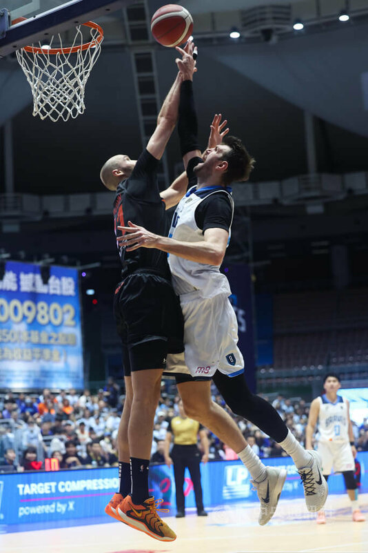 台灣職籃P. LEAGUE+聯盟總冠軍賽第6戰19日晚間在桃園市立體育館舉行，台北富邦勇士以67比83不敵桃園璞園領航猿，總冠軍賽進入第7戰；勇士球員威希（白衣）個人拿下16分仍無法逆轉。中央社記者吳家昇攝 114年5月19日   