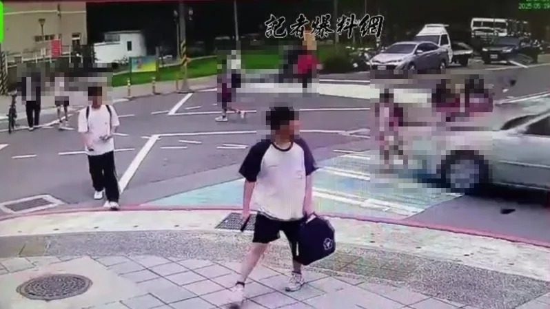當時有3名女學生正要過馬路，車輛衝來時根本無法閃躲。   圖：翻攝記者爆料網