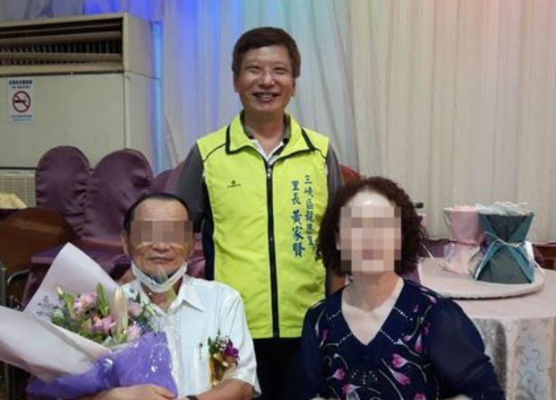78歲余姓老翁（左）2022年曾獲模範父親表揚，平時身體硬朗。新北三峽區龍恩里長黃家賢（中）說，肇事者熱心公益，因有心臟病史，懷疑會不會是心臟疾病導致車禍。   圖：翻攝黃家賢臉書