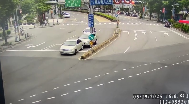 網路上流傳一段事發前的27秒監視器畫面可見,余姓男子駕駛的車輛在路口轉彎時,先是擦撞到分隔島,倒車又撞到後方車輛,接著立刻左轉駛離現場。 圖:翻攝Threads