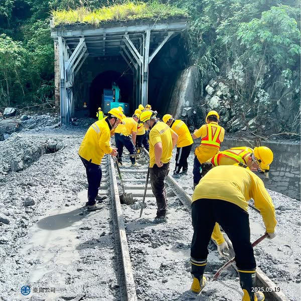 受強降雨影響，昨(18)日台鐵北迴鐵路和仁至崇德路段土石流淹過鐵軌，導致鐵路和電車設備受損，目前仍持續搶修當中。   圖：國營台灣鐵路股份有限公司／提供