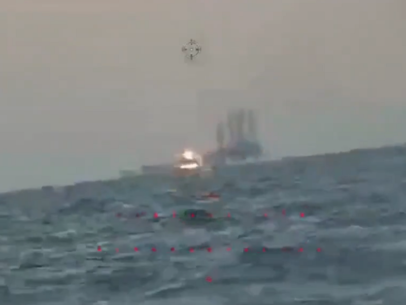 烏軍針對俄羅斯佔領的黑海天然氣鑽井平台展開行動,用 1 架無人機攻擊俄羅斯的涅瓦型雷達系統。 圖:翻攝自 (((Tendar))) X 帳號
