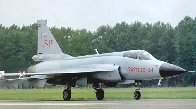 巴基斯坦使用的 JF-17「梟龍」戰機雖定位較低,但在電子戰方面成功壓制印度的老式幻象2000。圖為JF-17「梟龍」 圖:翻攝自栗子評述 巴基斯坦使用的 JF-17「梟龍」戰機雖定位較低,但在電子戰方面成功壓制印度的老式幻象2000。圖為JF-17「梟龍」 圖:翻攝自栗子評述
