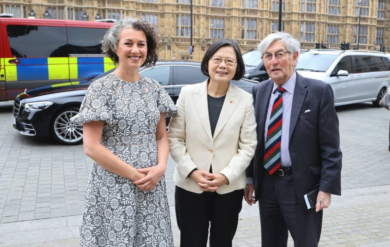「台英國會小組」兩位共同主席柴萍恩下議員(Sarah_Champion,左)及羅根上議員(Lord_Rogan,右)在英國國會前迎接蔡英文前總統(中)。 圖:外交部提供 「台英國會小組」兩位共同主席柴萍恩下議員(Sarah_Champion,左)及羅根上議員(Lord_Rogan,右)在英國國會前迎接蔡英文前總統(中)。 圖:外交部提供