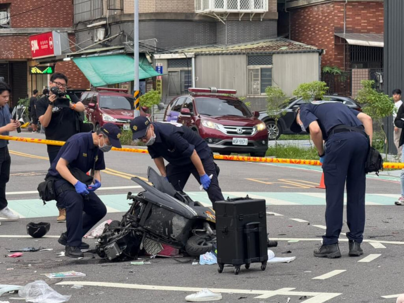 新北市三峽區北大國小外19日發生重大車禍，警方鑑識人員在國光街與國成街口，對遭撞擊的機車殘骸進行鑑識工作。中央社記者林恕暉攝  114年5月19日   