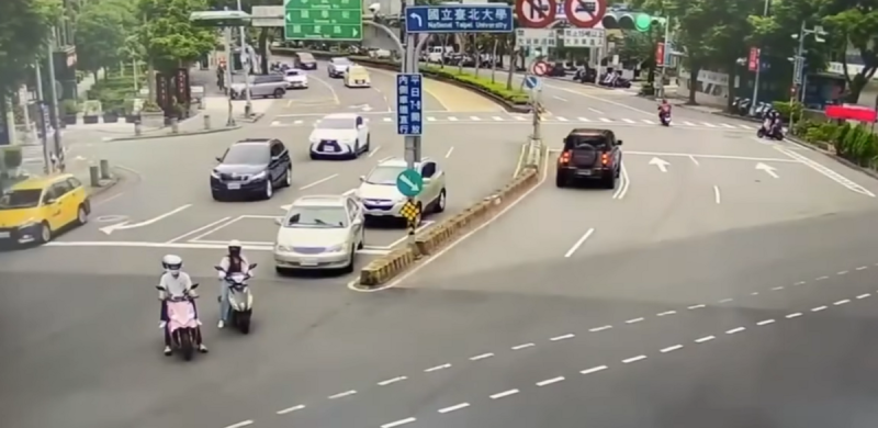 網友分享行車影像，78歲男擦撞後未停車反加速，200公尺後撞人釀禍，遭質疑肇逃與痛批「移動炸彈」。   圖：翻攝自爆料公社