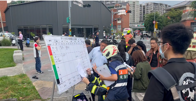 昨(19)日下午，新北市三峽區北大國小旁（國成路國光街口）發生重大的交通事故，1名78歲老翁駕駛小客車，不明原因衝撞多名路人，造成3人死亡。   圖：翻攝自iBeta 愛北大臉書