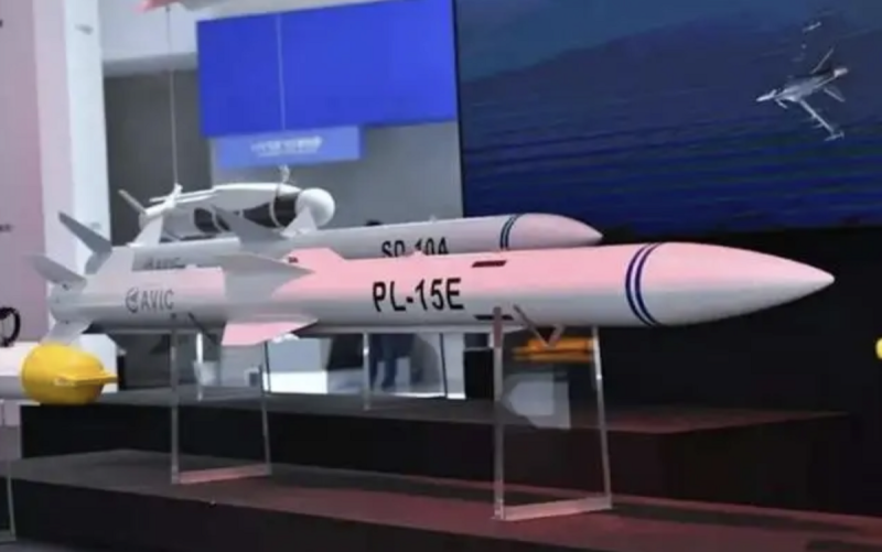 一架印度空軍「陣風」（Rafale）戰機在毫無預警的情況下遭中國製霹靂-15 導彈擊落。   圖：翻攝自 陳虎說天下