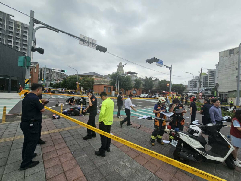 昨(19)日下午，1名78歲老翁駕駛小客車，不明原因越過行人專用時相，高速衝撞多名路人，事情發生在新北市三峽區北大國小旁，當時正值放學時間，造成15人輕重傷，更有3人死亡，其中包含多名學童。   圖：翻攝自新北交通族臉書