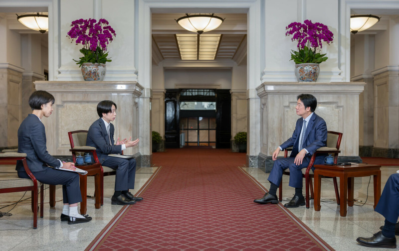 賴清德接受「NTV日本電視台」《NEWS ZERO》節目主持人櫻井翔及「讀賣電視台」上海支局長渡辺容代專井翔（左後）專訪。   圖：總統府提供