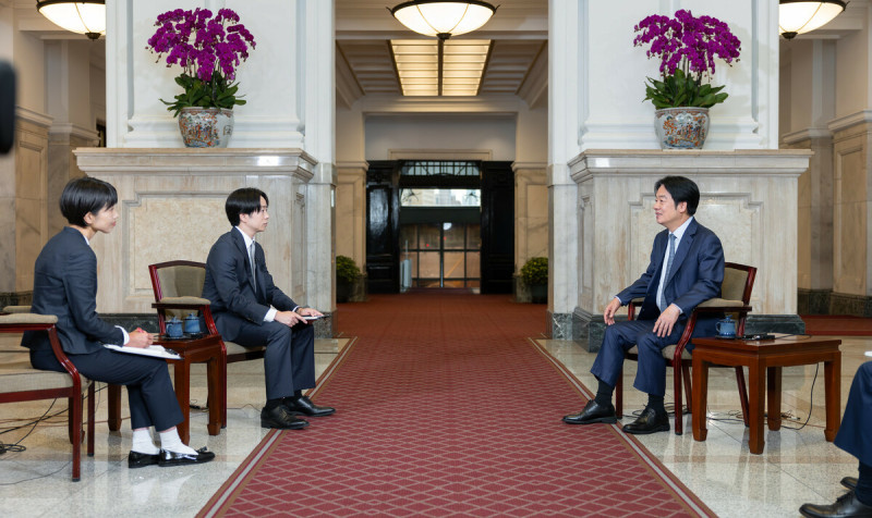 賴清德接受櫻井翔（左後）專訪。   圖：總統府提供