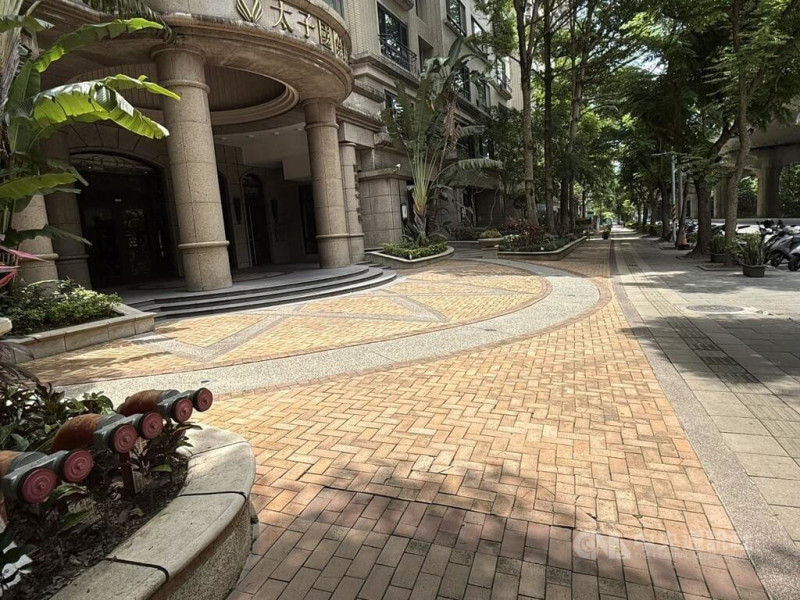 新北市三峽區19日發生重大車禍，余姓駕駛涉嫌駕自小客衝撞，造成3死12傷。他5年前於案發現場附近國慶路社區也曾駕車肇事，造成社區花圃破損。有住戶說，余姓駕駛習慣性把車開上人行道，讓社區住戶很困擾。中央社記者林恕暉攝  114年5月20日   