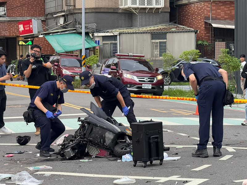 新北市三峽區北大國小外19日發生重大車禍，案發後，警方鑑識人員在國光街與國成街口，對遭撞擊的機車殘骸進行鑑識工作。中央社記者林恕暉攝  114年5月19日   