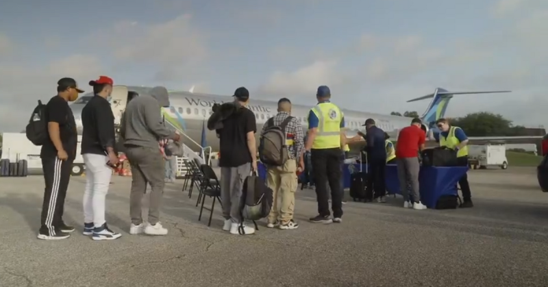 作為美國國土安全部新措施的一部分,首架搭載選擇自行驅逐出境的移民的航班已抵達宏都拉斯。圖為搭機民眾。 圖:翻攝自頭條熱點 X 帳號