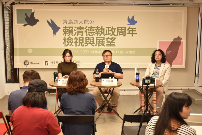 台獨聯盟5月17日舉辦「青鳥到大罷免：賴清德執政週年檢視與展望」座談，「中國與地緣政治」場次由黑熊學院首席顧問何澄輝（中）、逢甲大學通識中心助理教授蕭育和（右）主講，台灣基進祕書長吳欣岱（左）主持。   圖：台獨聯盟提供