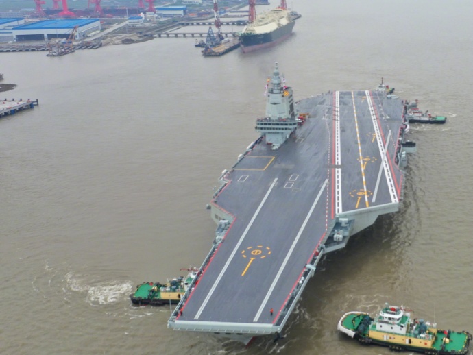 中國海軍第3艘航空母艦「福建艦」。圖為2024年5月首次海試，由拖船帶離碼頭。   圖：翻攝新華網