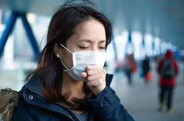 他建議民眾在通風不良的室內場所應佩戴口罩,以加強個人防護。 圖:翻攝自百度 他建議民眾在通風不良的室內場所應佩戴口罩,以加強個人防護。 圖:翻攝自百度