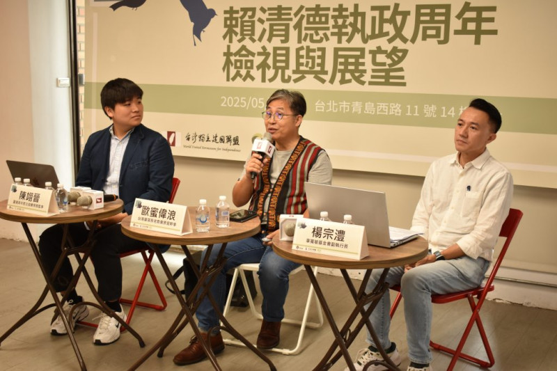 「等待的轉型正義」場次，由辜寬敏基金會副執行長楊宗澧（右一）、以及台灣基督長老教會原住民宣教委員會幹事歐蜜偉浪（Omi Wilang）牧師（中）與談，並由臺灣青年民主協會常務監事陳翊晉（左）主持。   圖：台獨聯盟提供