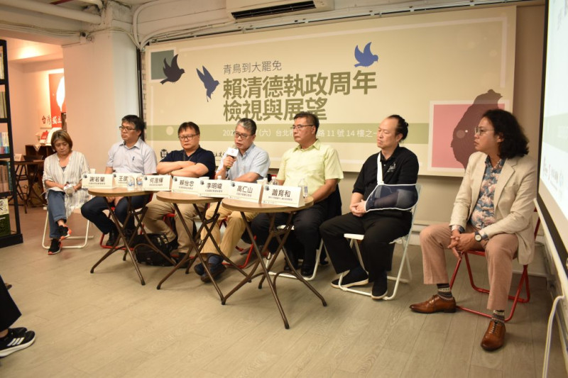 2025 年 5 月 20 日賴清德執政即將滿周年，台灣獨立建國聯盟、台灣安保協會、現代文化基金會 17 日舉辦「青鳥到大罷免─賴清德執政周年檢視與展望」座談會。其中，在「台灣經濟韌性」場次中，邀請到元智大學兼任教授高仁山與中經院助理研究員王國臣，針對台灣在國際情勢下如何維持經濟韌性進行分享。   圖：台灣獨立建國聯盟提供
