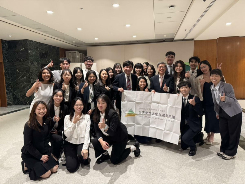 前總統陳建仁與世界衛生大會台灣青年團出席台灣醫界聯盟舉辦的晚宴。 圖:台灣醫界聯盟基金會提供 前總統陳建仁與世界衛生大會台灣青年團出席台灣醫界聯盟舉辦的晚宴。 圖:台灣醫界聯盟基金會提供