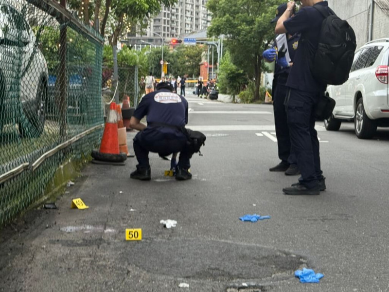 新北市三峽區國成街與國光街口19日下午發生1輛自小客車不明原因衝撞多名路人重大意外，鑑識人員於現場勘查。中央社記者林恕暉攝  114年5月19日   