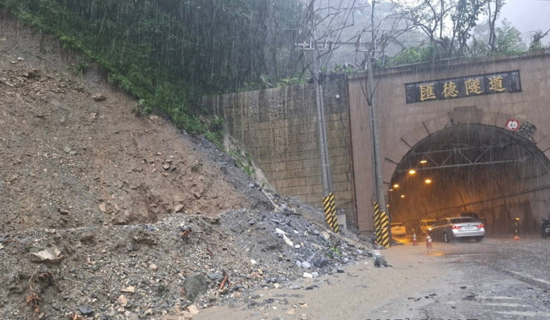 今(20)日蘇花路廊和仁至崇德路段受午後熱力作用強降雨影響，清水斷崖雨量站10分鐘累積雨量 7.5毫米，1小時累積雨量 52.5毫米。   圖：翻攝自以蘇花公路即時路況為主的平台