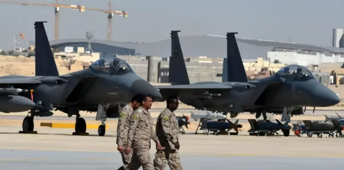 由於美國出於以色列安全考量，始終對中東盟友限制 F-35 隱形戰機與彈道飛彈等高端武器的出口，使得沙國等僅能購得 F-15EX 戰機、薩德系統與愛國者3 防空飛彈等傳統裝備。。圖為沙烏地阿拉伯軍官走過展出的 F-15 戰鬥機。   圖:翻攝自又看風雲起